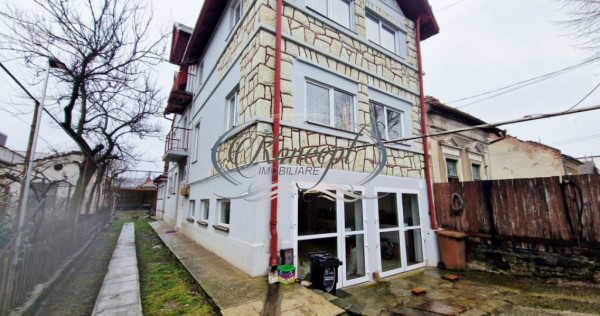 Casa cu o curte comuna in piata 1848