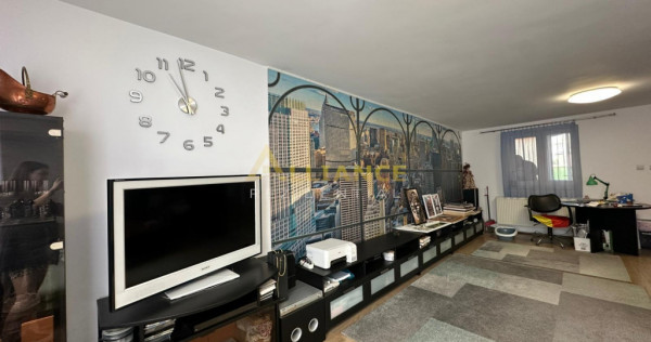 Casa individuala cu curte proprie si spatiu comercial