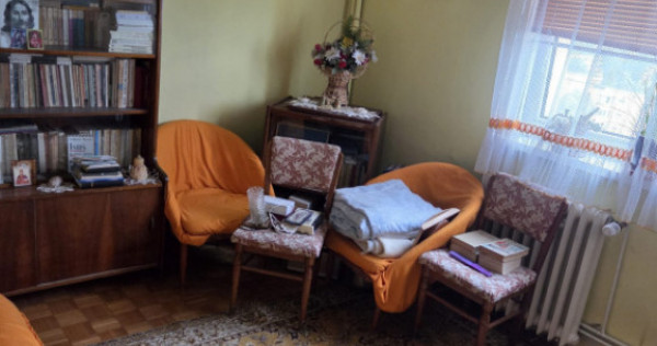 Apartament cu 2 camere, etaj intermediar, lift, bloc izolat