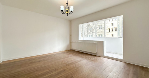 L&acirc;ngă parc, renovat complet, gata să devină al tău. Tot