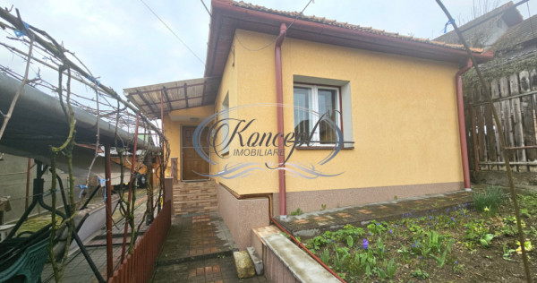 Casa solida cu teren drept si pozitie retrasa