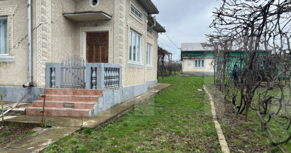 Casă din caramida, cu teren 5810 mp - Calinesti