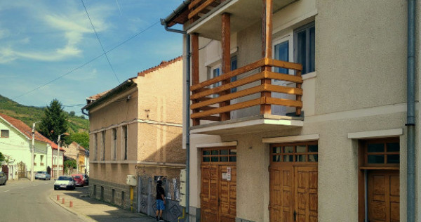 Inchiriez Vila 5 camere mari, 5 balcoane + 2 bai + bucatarie,