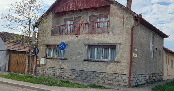 Casă cu etaj , curte proprie