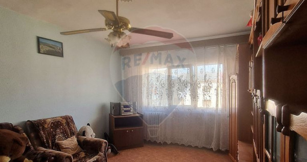 Apartament cu 3 camere de v&acirc;nzare cu suprafata de 74mp
