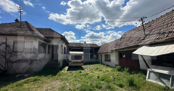 Casa de vanzare pe un teren 2500 mp, strada inchisa, utilita