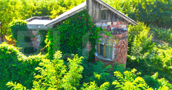 Teren de v&acirc;nzare &ndash; 1400 mp, situat la strada principală