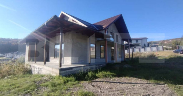 Casa 5 camere,2 nivele,150 mp,1500 mp de teren,zona Dealu Je
