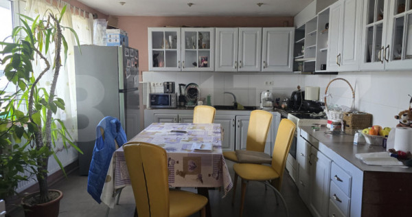 Casa 5 camere, 300 mp, zona UNIO