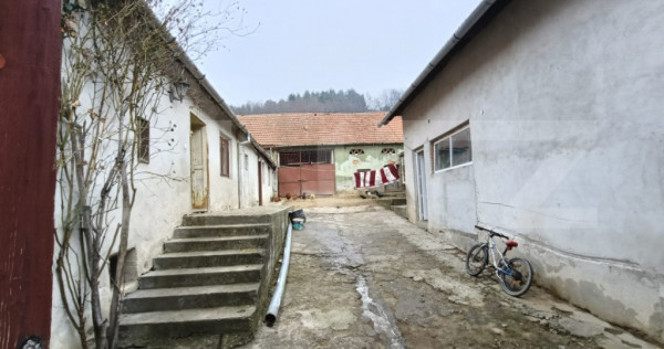Casa renovabila 5 camere baie si anexe 2800 mp teren in Pi
