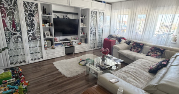 Apartament de v&acirc;nzare 3 camere, 77 mp, zona liceului Econom