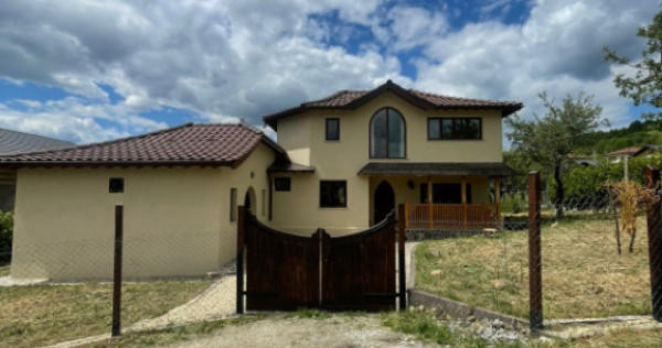Casă ecologică din beton de canepă, 200 mp, 11 arii teren