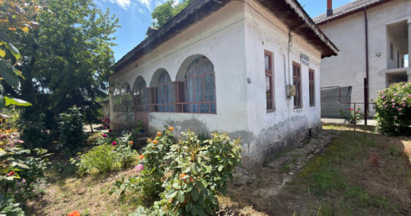 Casă renovabilă de v&acirc;nzare, 96mp, teren 1110 mp, Balș