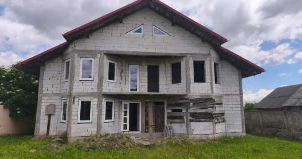 Duplex la rosu, 4400mp teren, Siret
