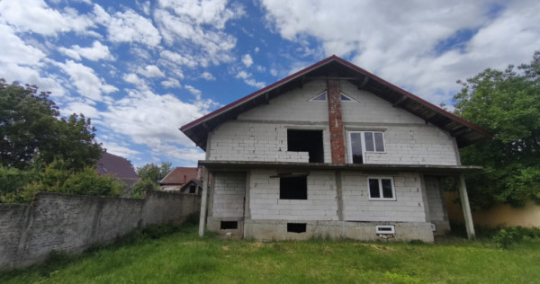 Duplex la rosu, 4400 mp teren, Siret