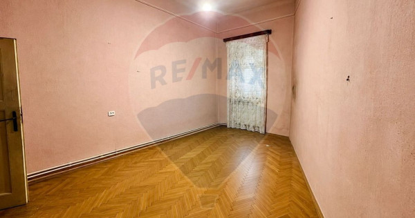 Apartament cu 2 camere de v&acirc;nzare la curte comune