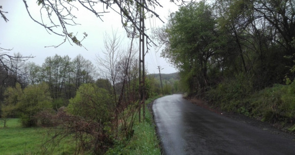 Teren intravilan la marginea r&acirc;ului, la doar 27 km de Deva