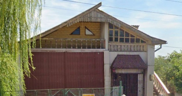 Casa-OLT Nicolae Titulescu, stradal, potrivita si pentru spatiu comer.