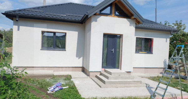 Casă individuală 85 mp +teren 1200 mp, la strada principal