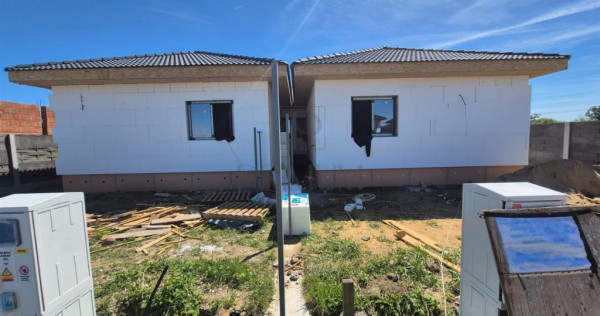 Duplex despartit prin C.T. - canalizare - teren generos