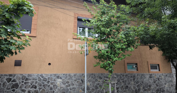 Casă P+E+M + corp secundar , 240 mp teren , 2 garaje , Metr