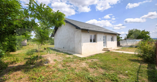 Casă parter de v&acirc;nzare, 67 mp utili, teren 500 mp, front s