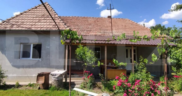 Casă cu 3 camere de v&acirc;nzare, 80 mp, teren 2.323 mp, zona I