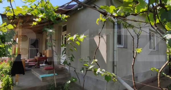 Casă cu 3 camere de v&acirc;nzare, 80 mp, teren 2.323 mp, zona I