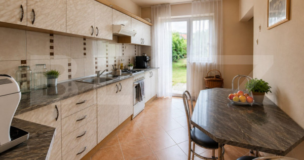 Casă spațioasă P+1+M cu anexă și 2 garaje, - zona Vale