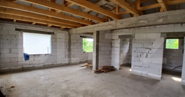 Casă trei camere de v&acirc;nzare, 111 mp, zona Suseni