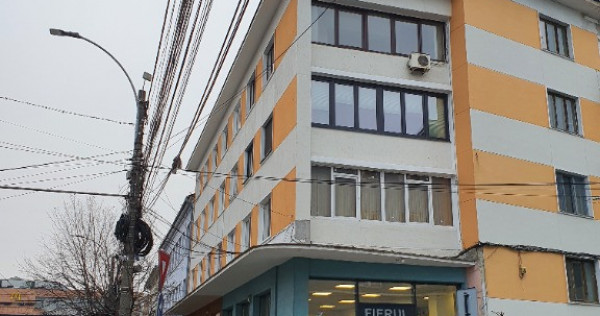 Vand apartament 2 camere semidecomandat,ultracentral,P.Mihai Viteazul