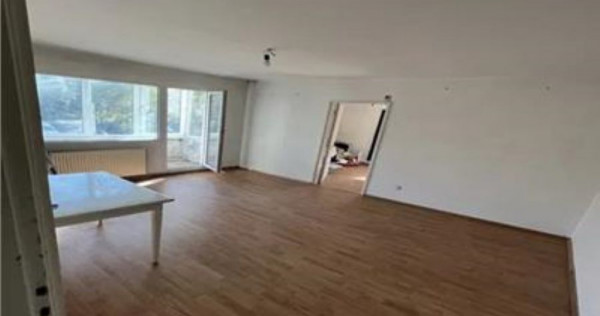 Apartament 3 camere , semidecomandat - zona Calea Bucuresti