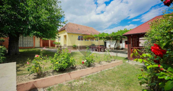 Casă cu 3 camere, complet renovată, teren 8.788 mp, For...