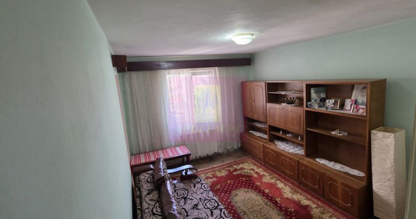 Apartament 3 camere de vanzare in Campina
