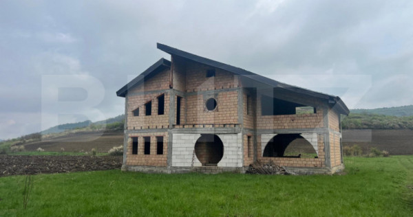 Casă la roșu de v&acirc;nzare, 260 mp, zona S&acirc;ntana de Mureș