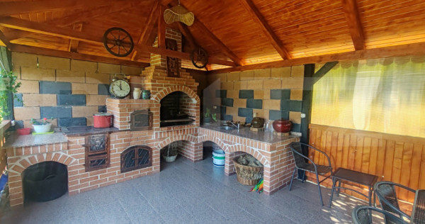 Casă spațioasă de v&acirc;nzare, 140 mp utili, teren 11 ari, H