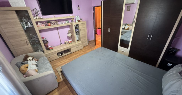 Garsonieră decomandată, etaj 3/4, loc de parcare &ndash; zona Școala 8