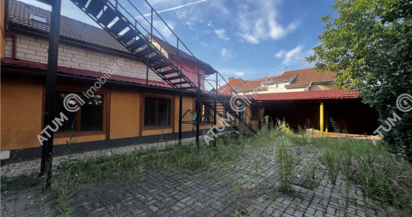 Spatiu comercial cu 10 camere 4 bai si teren de 600 mp zona