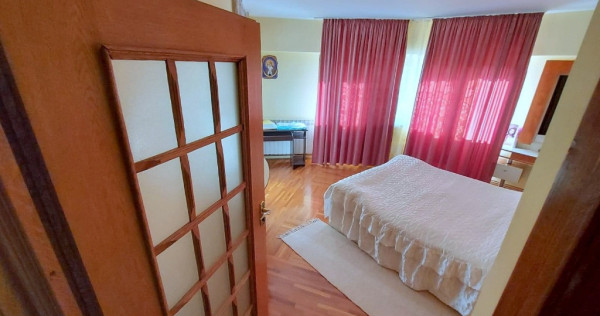 Apartament 3 camere , CENTRAL - ,INDEPENDENTEI - UMF