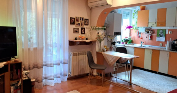 Apartament 2 camere, decomandat, ultracentral, boxă, garaj