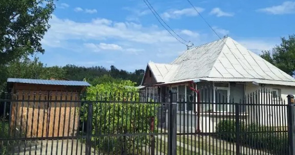 Casă bătr&acirc;nească plus teren