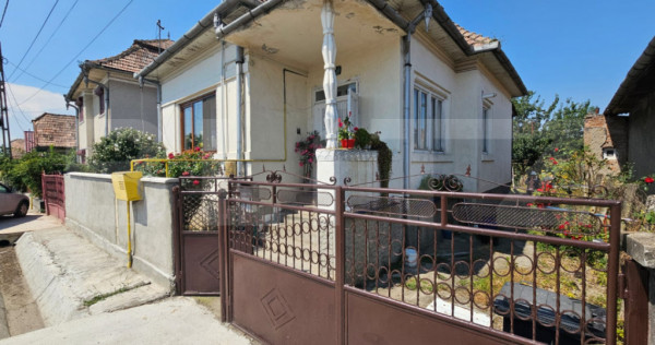 Casă 2 camere, 65 mp, 847 mp teren, zona Unirea