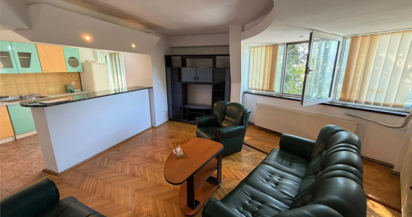 Apartament 3 camere, central, etaj 4 cu acoperis