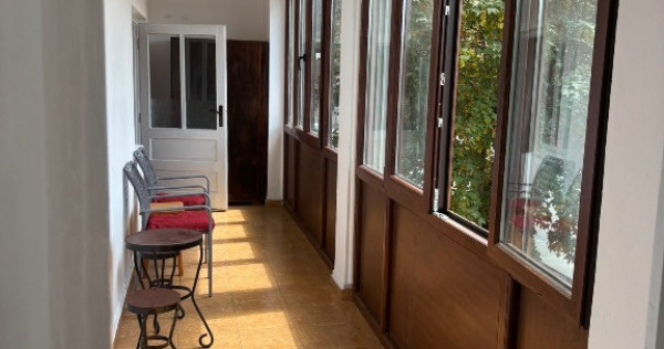Persoana fizică &icirc;nchiriez apartament cu 3 camere &icirc;n Brașov, zona centr