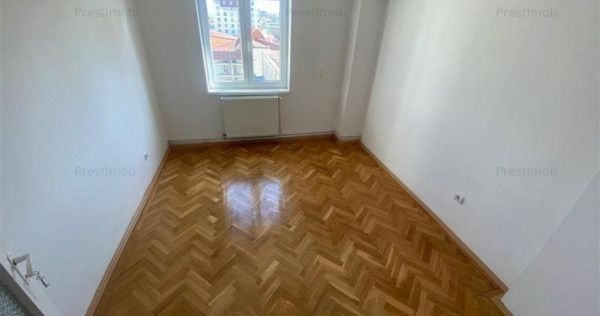 Vand Ultracentral apartament spatios cu 4 camere,2 bai