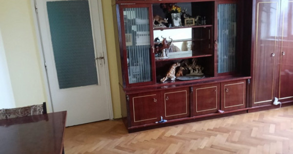 Apartament cu 3 camere de vanzare, zona Girocului