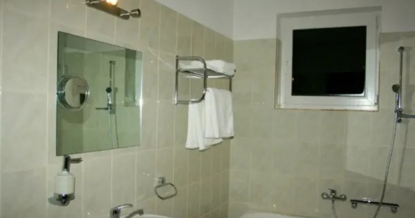 Apartament 2 camere, nemobiliat, zona liniștită