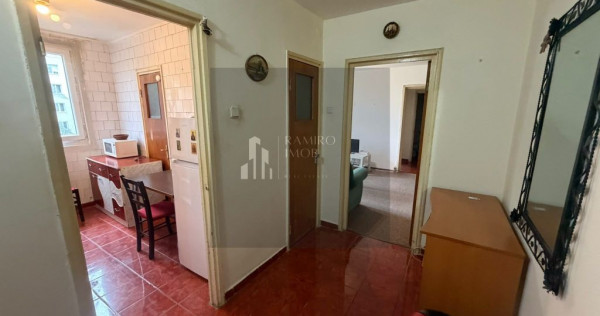 Apartament 3 camere, B-dul 1 Decembrie, etaj intermediar, de renovat