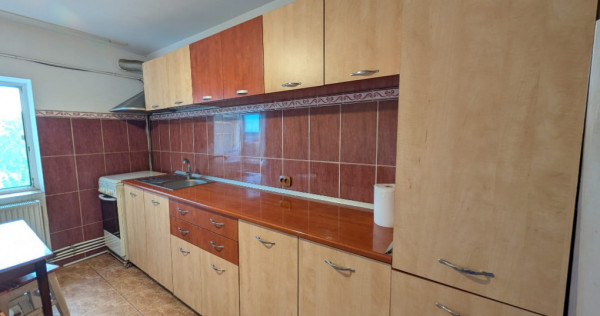 V&acirc;nd apartament cu 3 camere, complet decomandat, suprafață utilă 74 mp