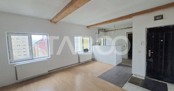 Apartament la mansarda de vanzare 3 camere Vasile Aaron